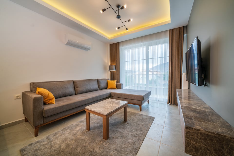Midpoint Suites - Deluxe Suite 105 — photo 1
