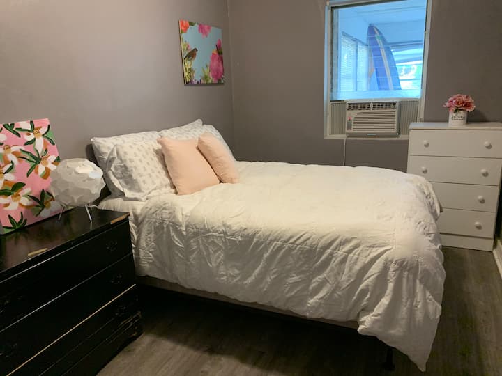 Camera da letto, letto queen-size, ampio spazio per i
pavimenti in legno