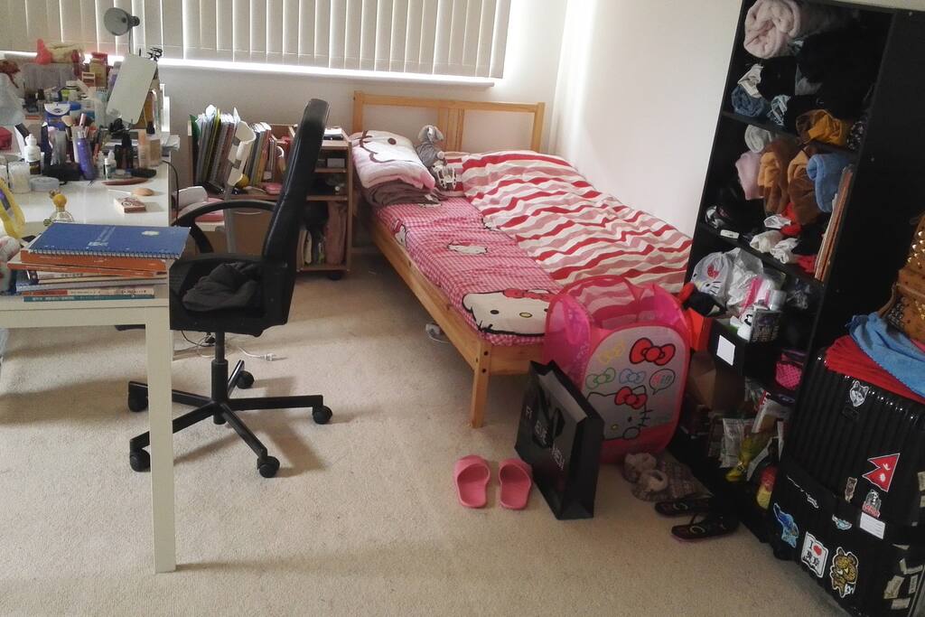 这是主卧里另一张床铺 两张床铺中间是两张书桌 主卧有空调 重要的事喔说2遍