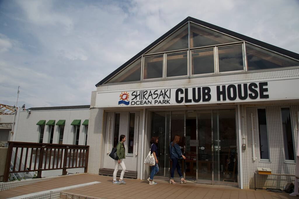 受付はクラブハウスまで。
