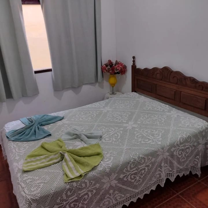 Quarto cama de casal.