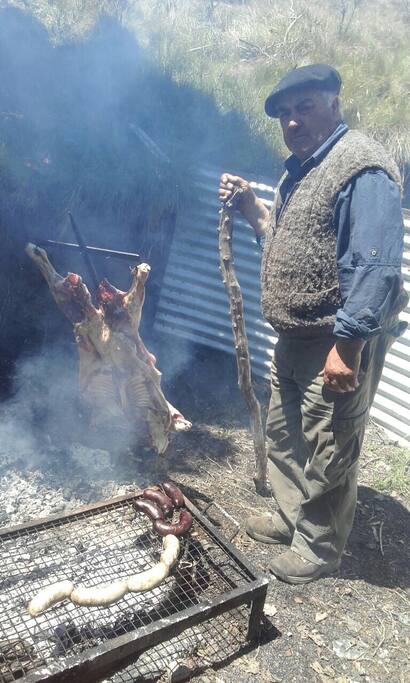 A solicitud de los huéspedes se elaboran asados o comidas caseras