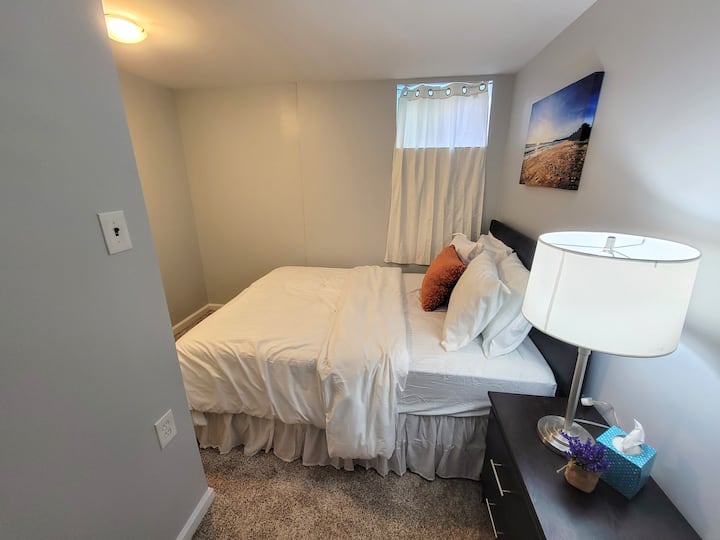 5to dormitorio.  La cama queen tiene capacidad para dos personas.