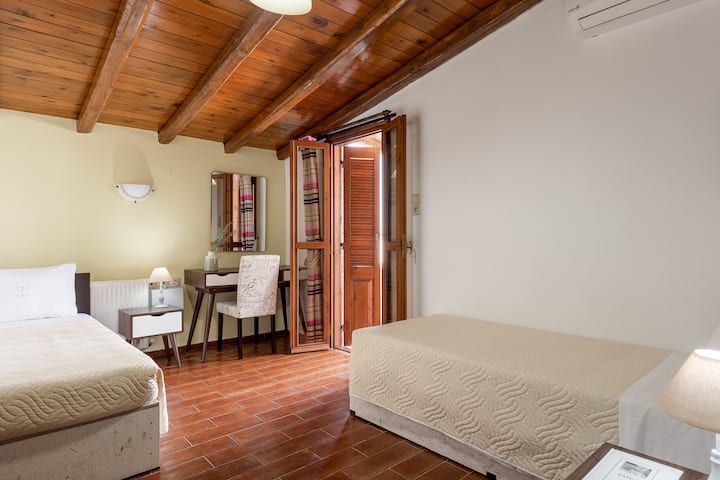 Chumba cha kulala cha watu wawili kinachokaribisha, chenye ufikiaji wa moja kwa moja kwenye roshani 