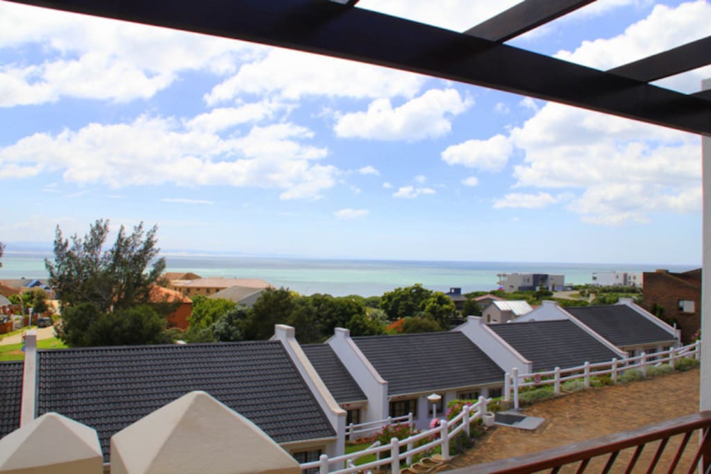 Bella Vista 4 is 300 meters from the beach and sea (Surfers area)