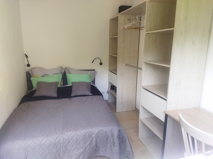 habitación pequeña pero funcional con vestidor y escritorio y sonido para el ordenador fijo o su ordenador portátil.