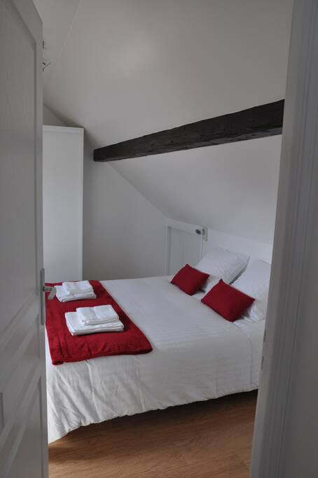 Lit Queen Size pour 2 personnes dans la chambre