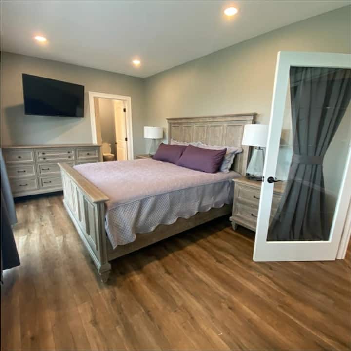 Основна спалня - суперголямо двойно легло