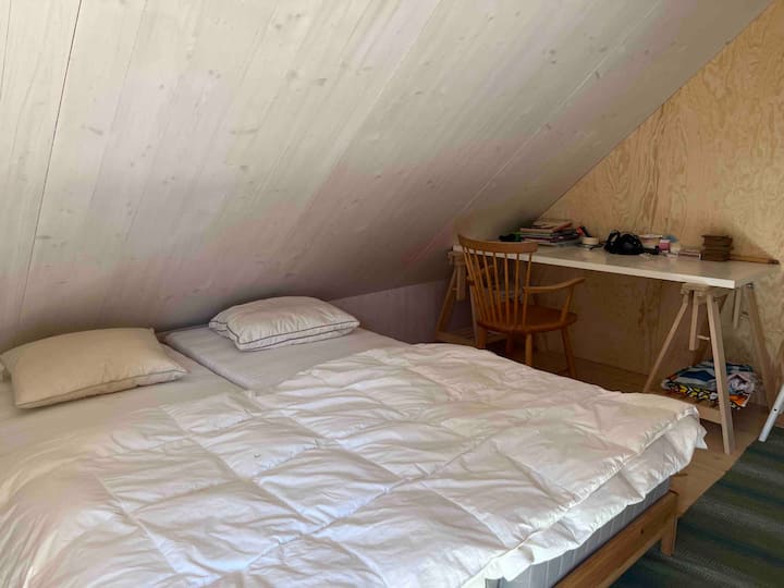 חדר שינה בקומה השנייה. 2x90 מיטות.