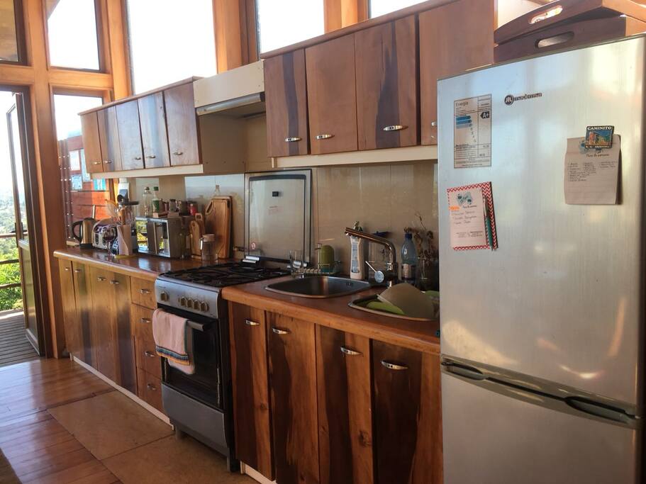 Espacio de cocina con muebles y refrigerador