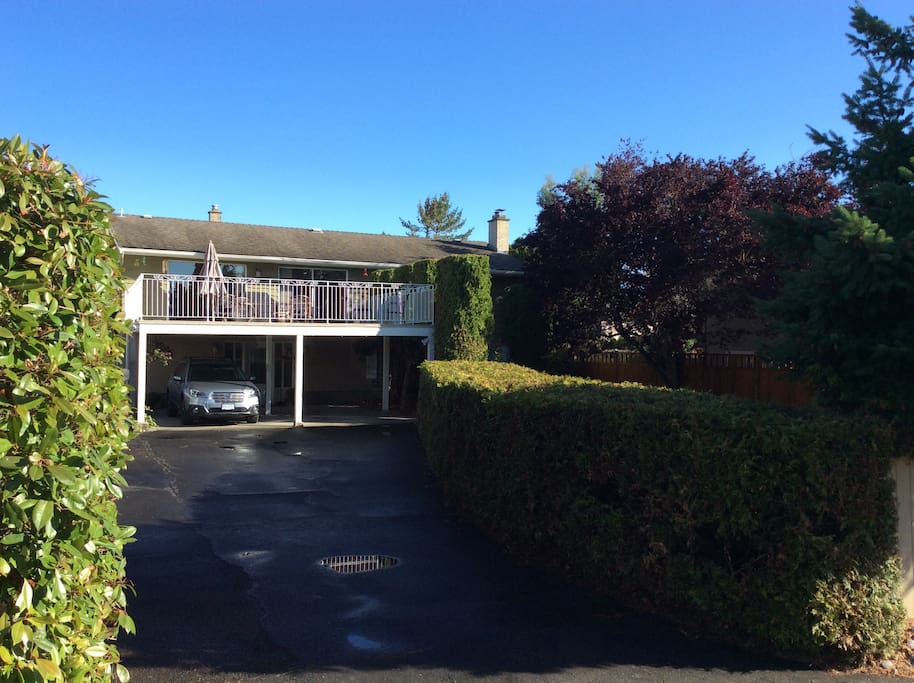 Front Entrance.
Quiet neighbourhood.
Parking available