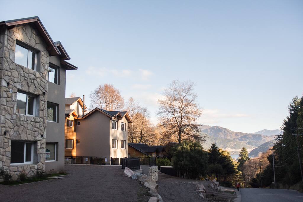 Edificio Altos de la Montaña sobre calle Perito Moreno. A solo 5 cuadras del centro de la ciudad de San Martín de los Andes.