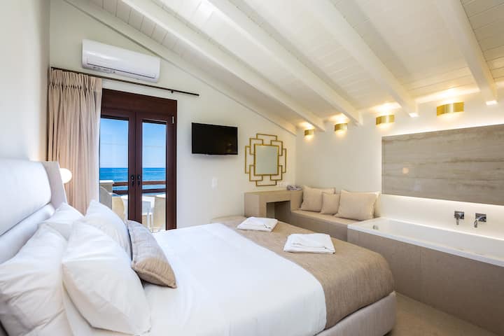 Obe spálne ponúkajú manželskú posteľ veľkosti King (1,80 x 2,00), klimatizáciu a 26-palcovú inteligentnú TV