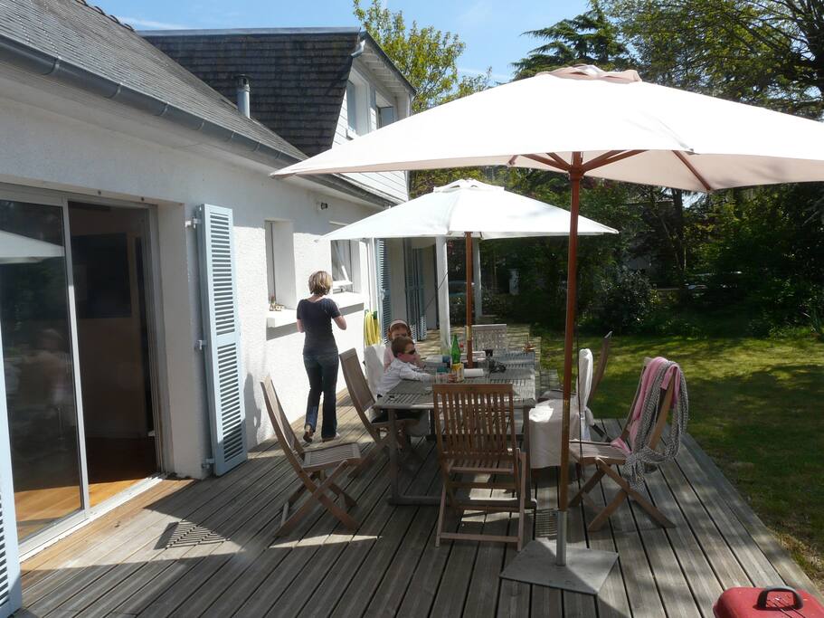 une grande terrasse bois accueillera vos déjeuners et bains de soleil