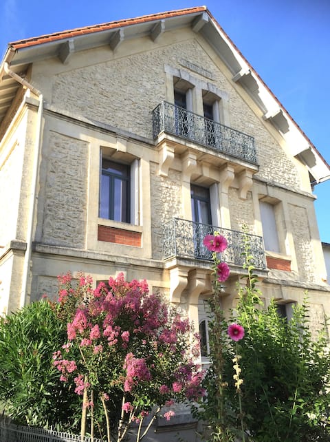 Beautiful villa facing the sea and beach, private pool