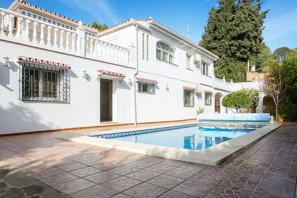 Zijzicht villa met zwembad en tuin