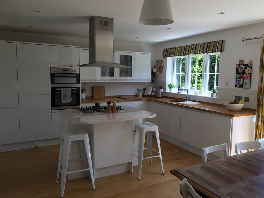 Kitchen space with dining table