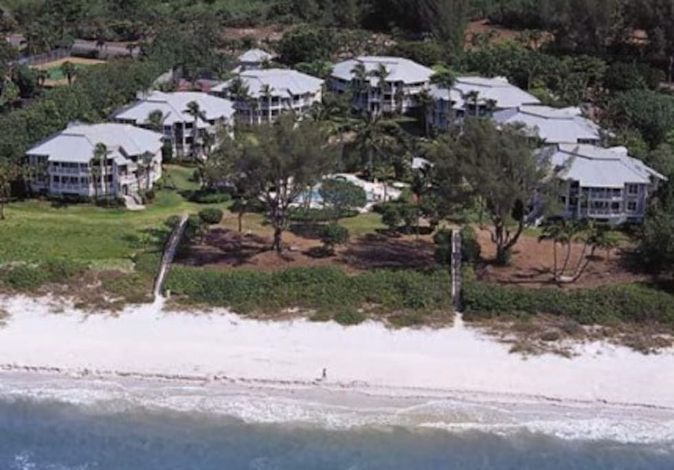 Small, exclusive resort with short walk to white-sand beach