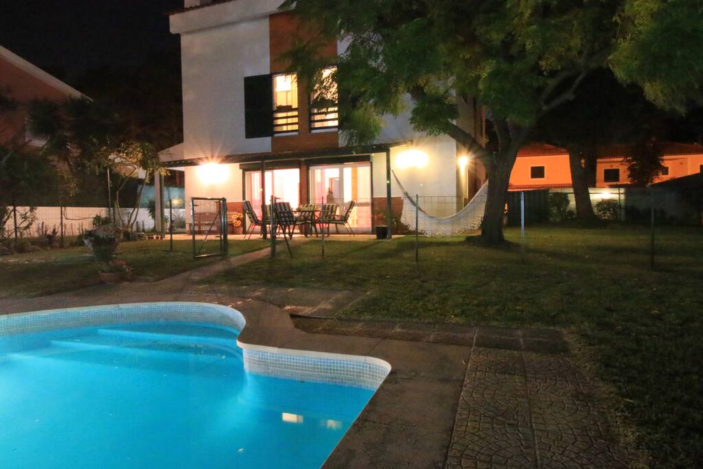 Piscina com vista para casa