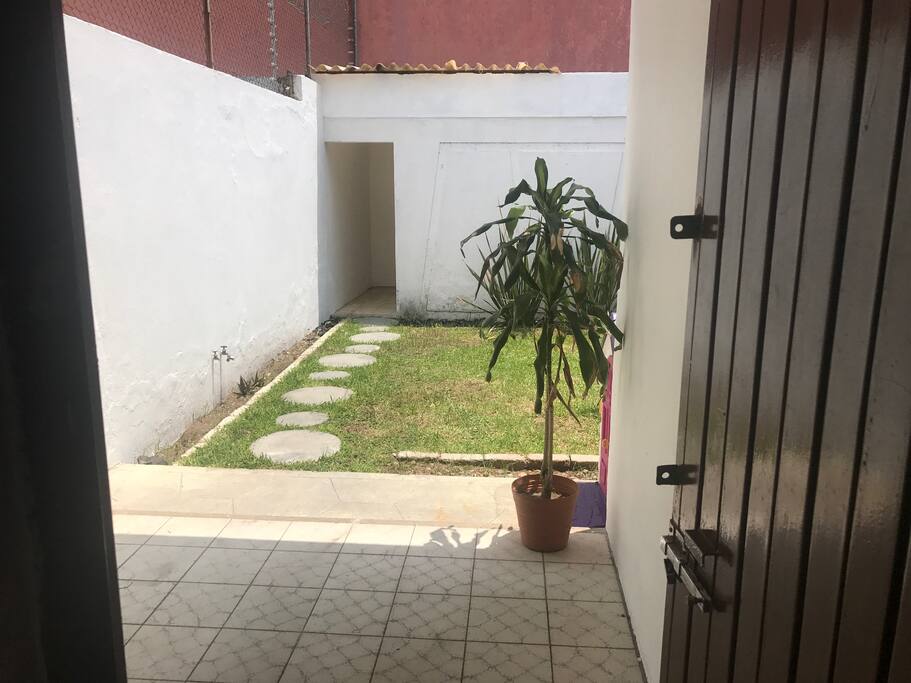 Pequeño espacio para sentarse a tomar aire fresco y tener una buena charla