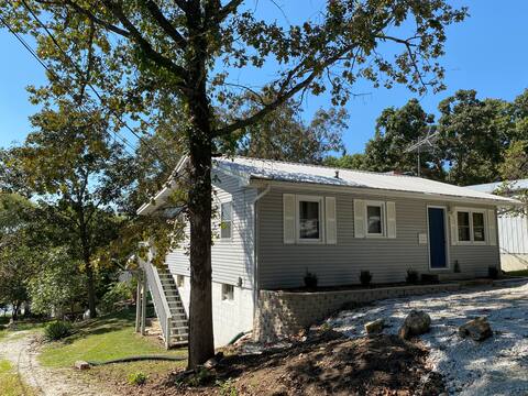 Location! With dock! Lake house-Hilltop Haven