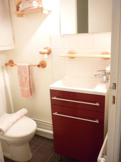 Salle de bain attenante à une des chambres.