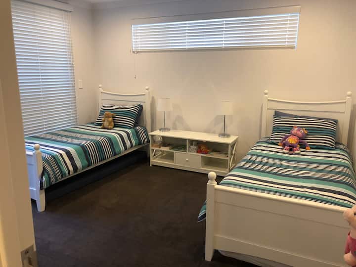 Მეორე საძინებელი ორი ერთადგილიანი საწოლით და დამატებითი საწოლით, რომელიც შეიძლება შედგებოდეს შუაში დამატებითი სტუმრისთვის. Ეს ოთახი იდეალურია ბავშვებისთვის, სადაც უამრავი სათამაშო და წიგნია.