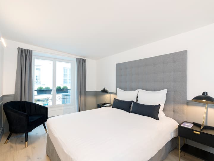EN : Second bedroom with double bed, linen and working space / 
FR: Second bedroom with double bed, bedding and workspace
