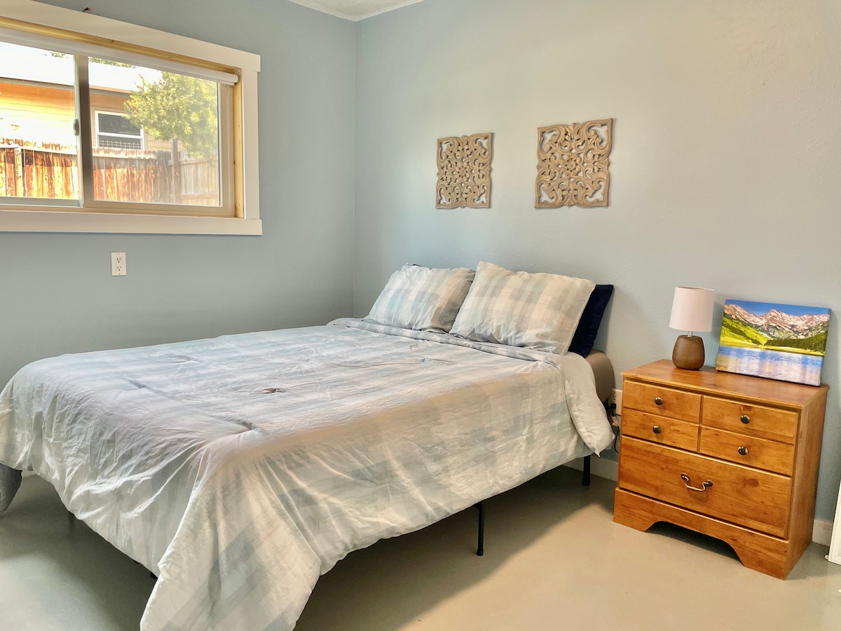 Chumba cha 3 cha kulala kilicho na kitanda aina ya queen - chini ya ghorofa 
