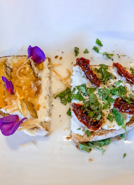 Show full-screen, host-provided image