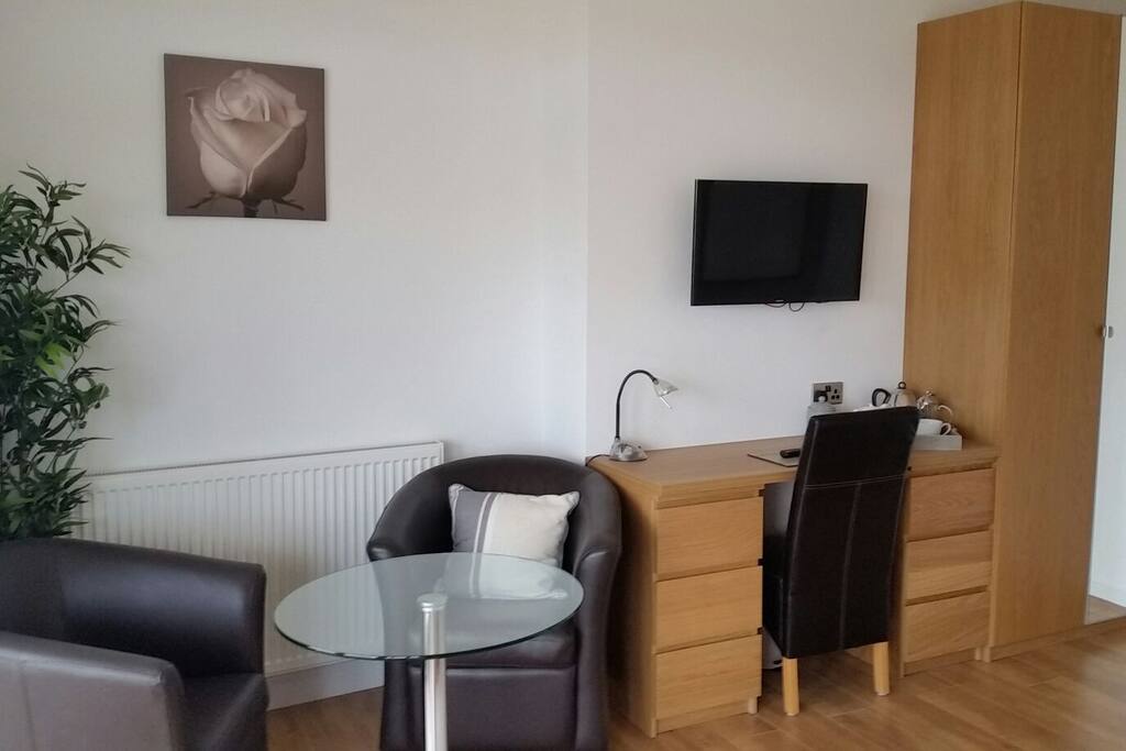 Flat screen TV & desk area