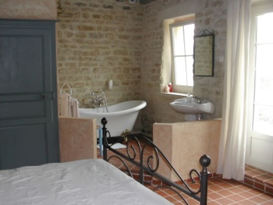 chambre 1 rétro lit double + petit canapé avec accés direct sur terrasse et terrain arboré,salle de bains et wc privatifs