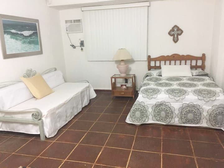 Соба бр. 2:
1 брачен кревет (широк 180-220 см); 1 кревет на спуштање, бања