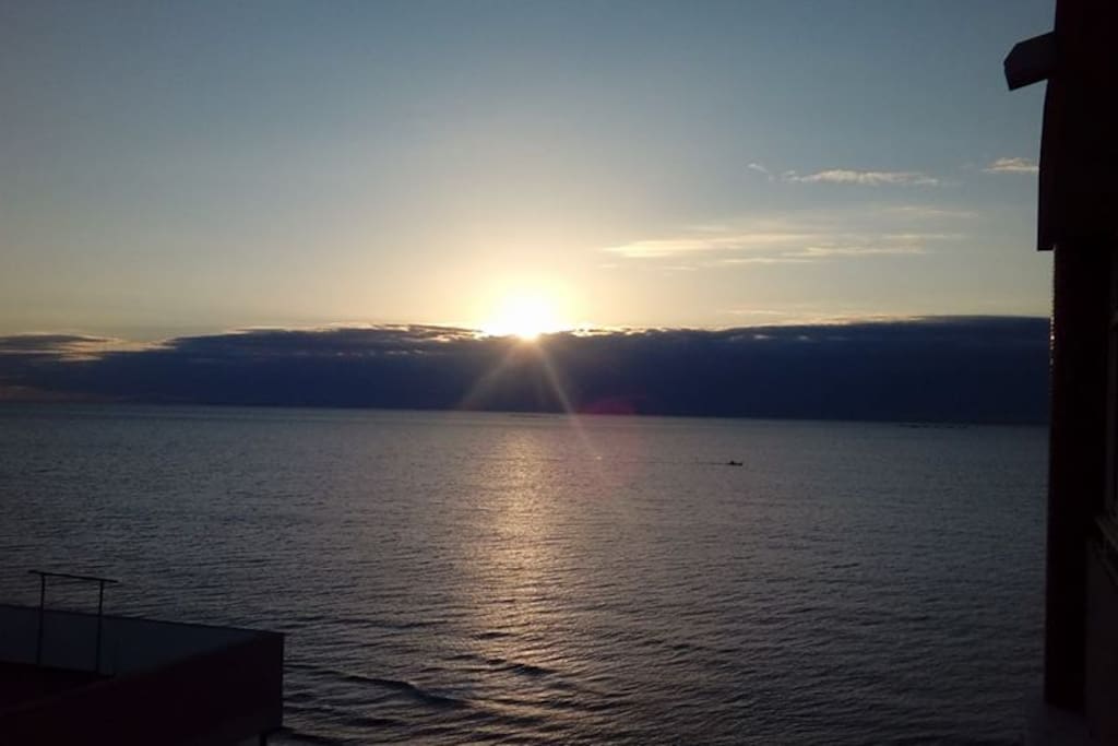Amanece desde la terraza del apartamento. Sin filtros..