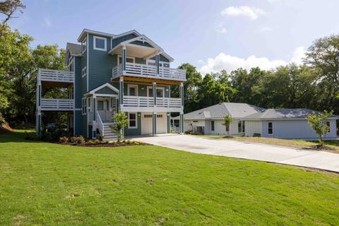 Beautiful 5-bedroom home — heated pool/hot tub