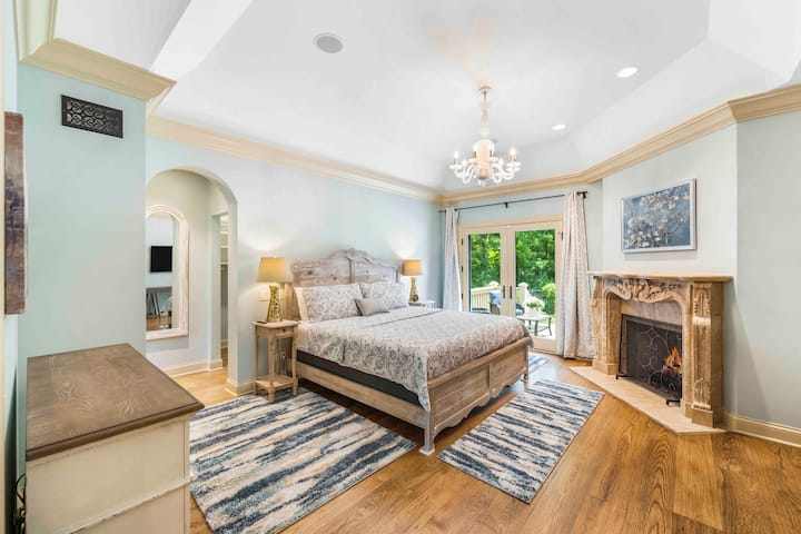 Apartman u glavnoj spavaćoj sobi s stropovima od 10 stopa i ukrasnim kamenim kaminom