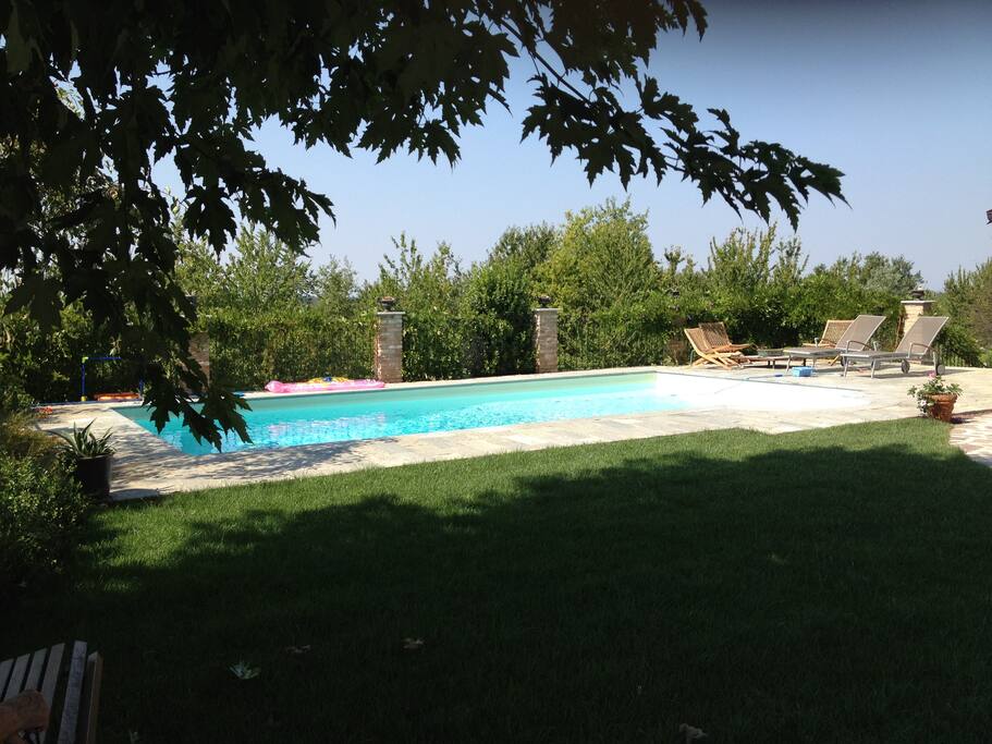 Piscina con solarium