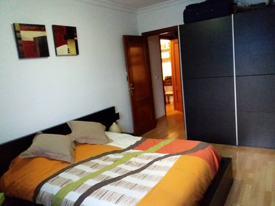 Dormitorio luminoso y confortable. Bright and confortable bedroom.