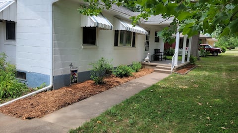 Clean and Peaceful Southside Country Cottage