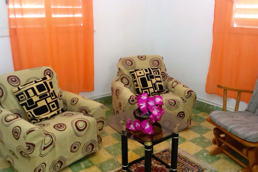 Salón de estar. Puede habilitarse con dos camas individuales bajo pedido.
