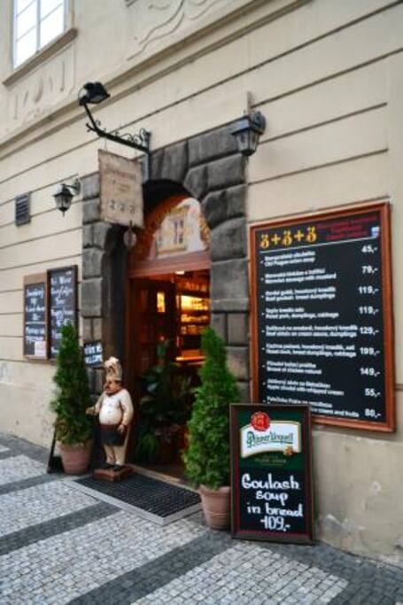 Restaurace U Tří zlatých trojek, dole v domě