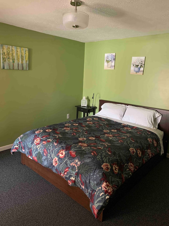 Stražnja spavaća soba, bračni krevet, ormar, prostor za odlaganje u ladicama ispod kreveta.