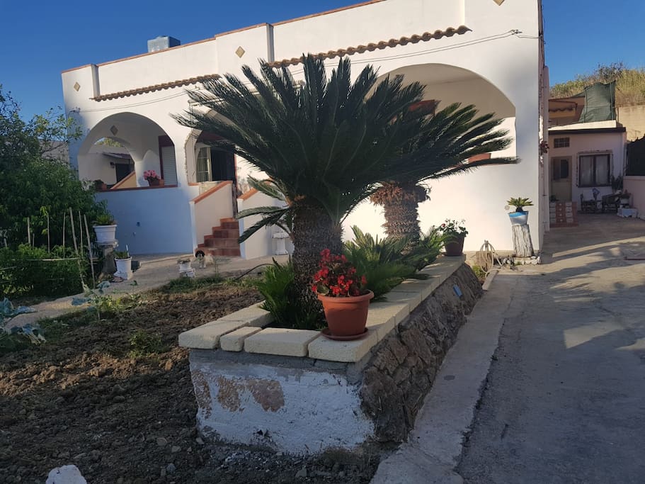 Entrata dal cancello e possibilita'parcheggio auto