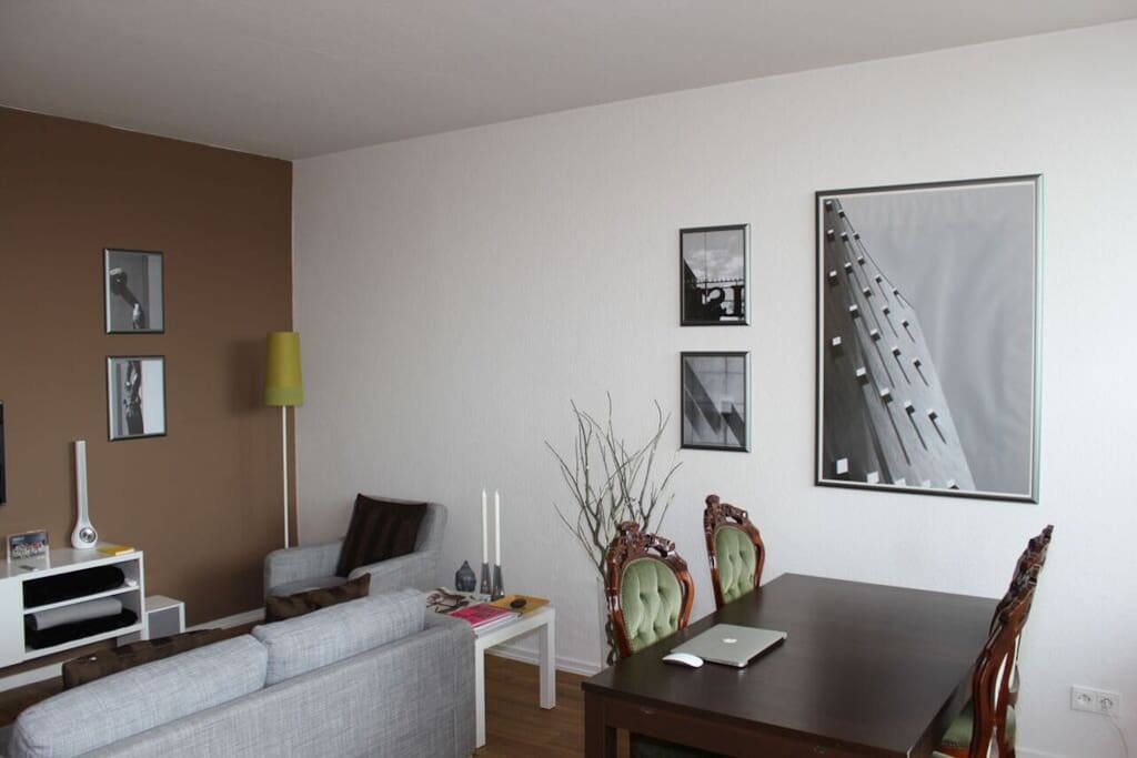 Sitzecke mit Sofa, Sessel und Fernseher