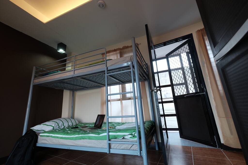 Double deck and door access view from the floor