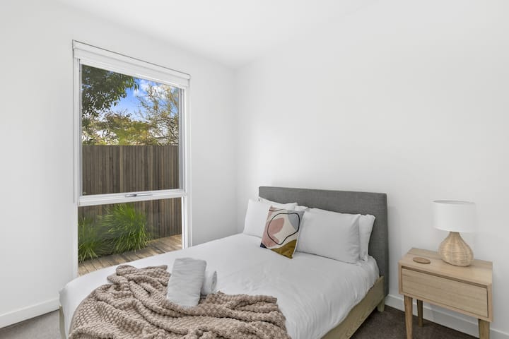 ห้องนอน 3: เตียงใหญ่ (ห้องนอนแต่ละห้องมีฟังก์ชั่นควบคุมสภาพอากาศแยกต่างหาก)