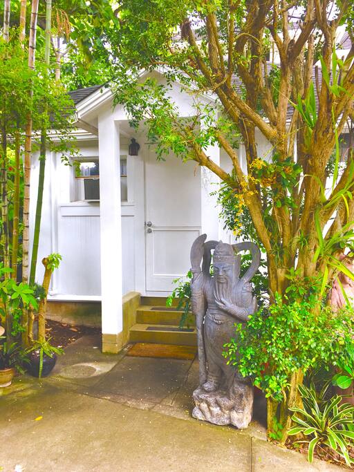 Private entrance to Petite Suite at Manoa Mansion