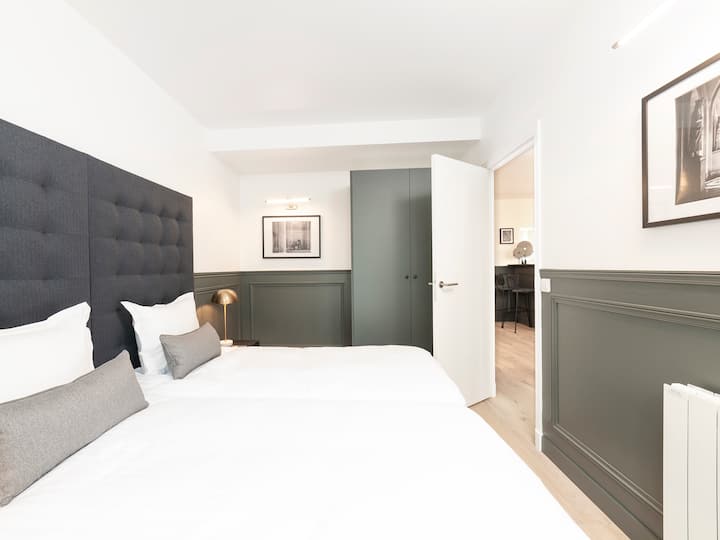 AR: غرفة النوم الرابعة مع سريرين مفردين وبياضات / 
AR: غرفة النوم الرابعة مع سريرين مفردين وفراش 
