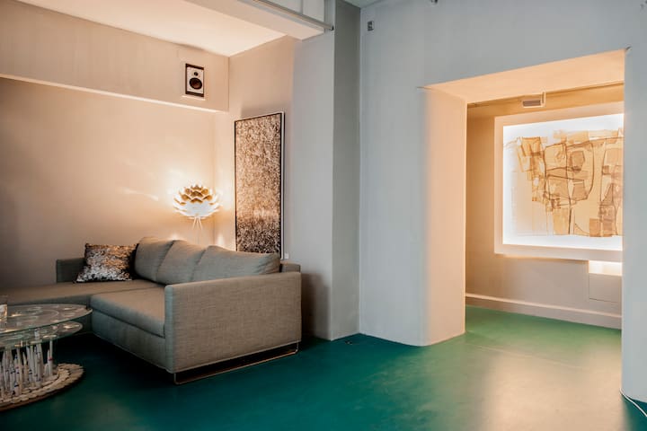 Poetic Stay: authentic artist loft – centre, quiet gallery image 5