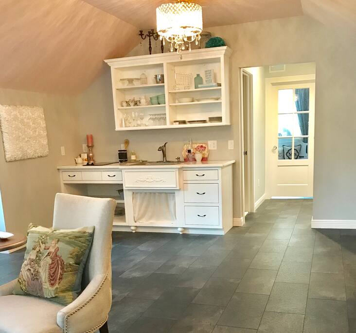 Full, Large, Open French Inspired Apartment. Plenty of space with elegant feel